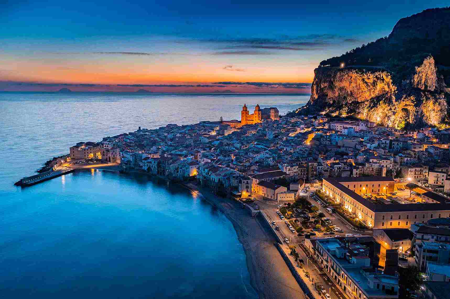 Spiaggia e duomo di Cefalù, perla della Sicilia